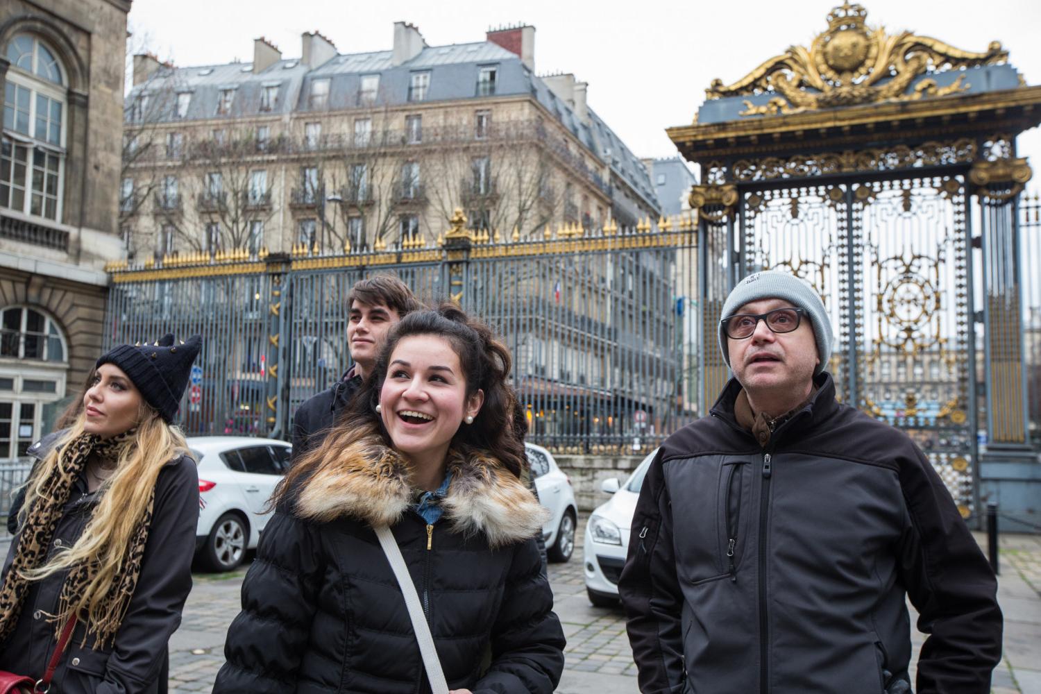 <a href='http://safety.5g-taiou-wifi.net'>博彩网址大全</a> French Professor Pascal Rollet leads students on a study tour in Paris.